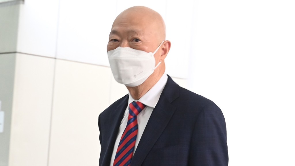 顧明均在庭外表示會絕對服從法官判案及命。資料圖片