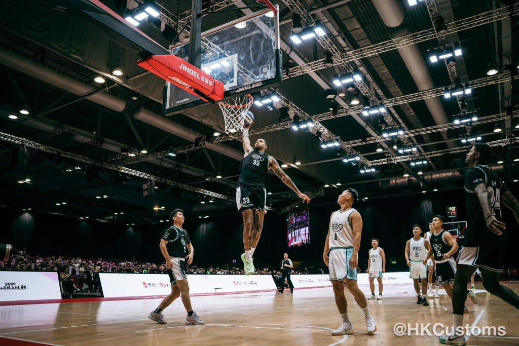 不同界别球员以及一众小球员、CBA 及 NBA 球星合演友谊赛，为姚基金募集善款。香港海关fb图片