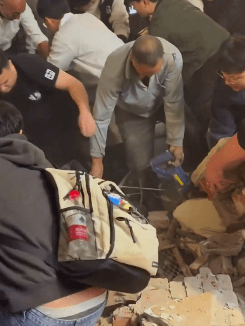 市民合力將傷者救出。 市民合力將傷者救出。