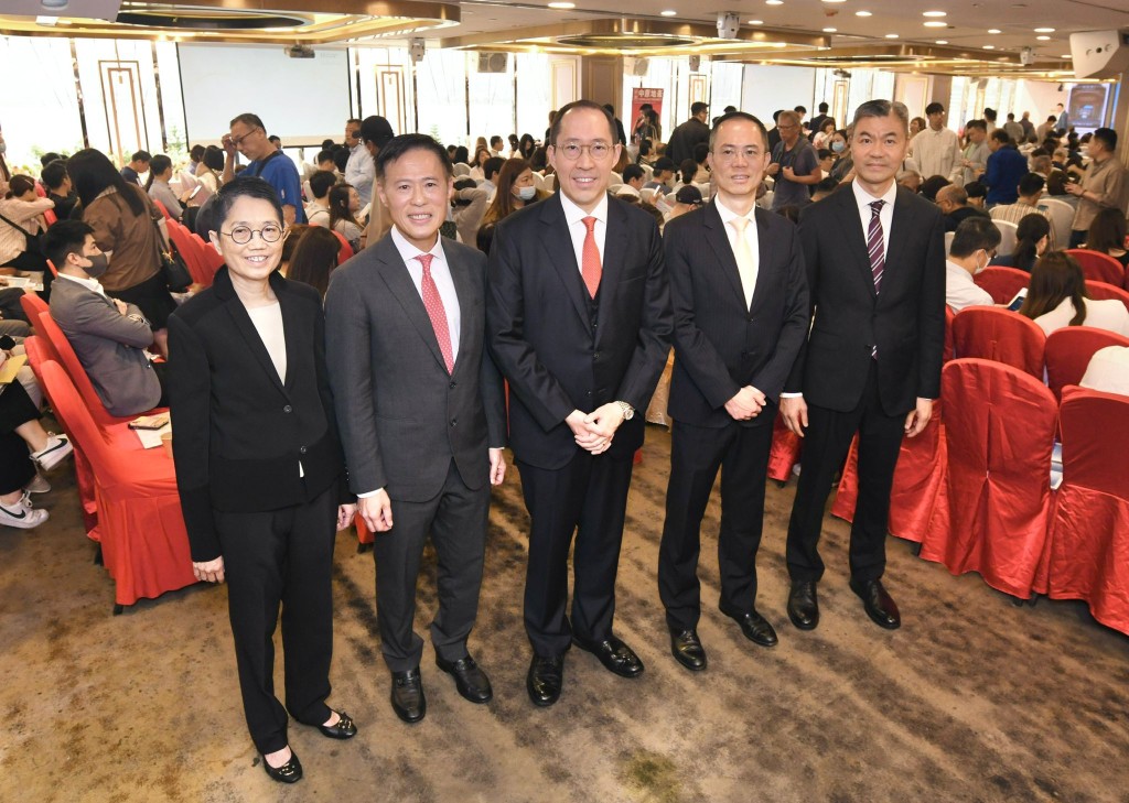 信和主席黃永光（左三）表示，對銷情存有信心，有望全數沽清。左二為田兆源。