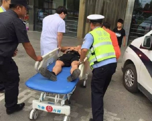 男戶主送院救治。網上圖片