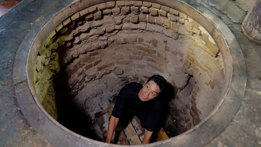 黎諾懿到屯門燒豬工場，深入地窖介紹長達半世紀歷史的大火爐。