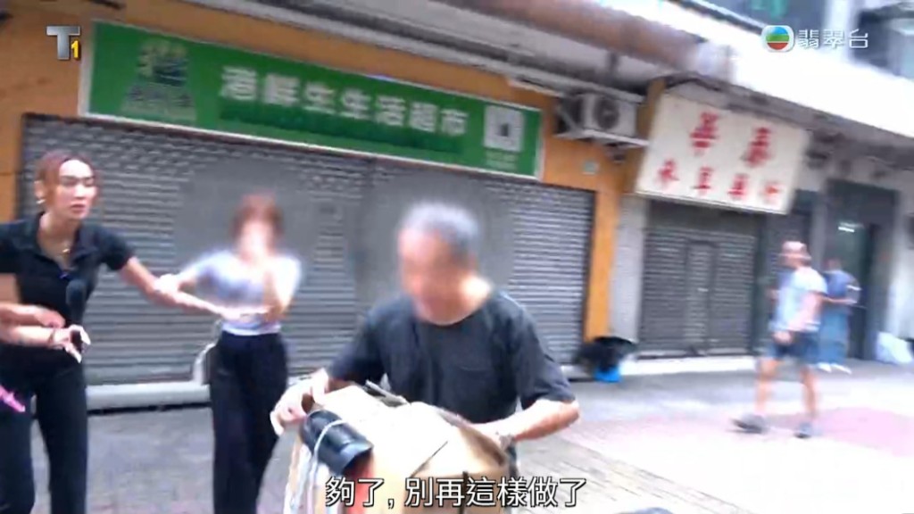 黑衣男再用行李箱上的金属手柄，多次袭击同行的摄制队