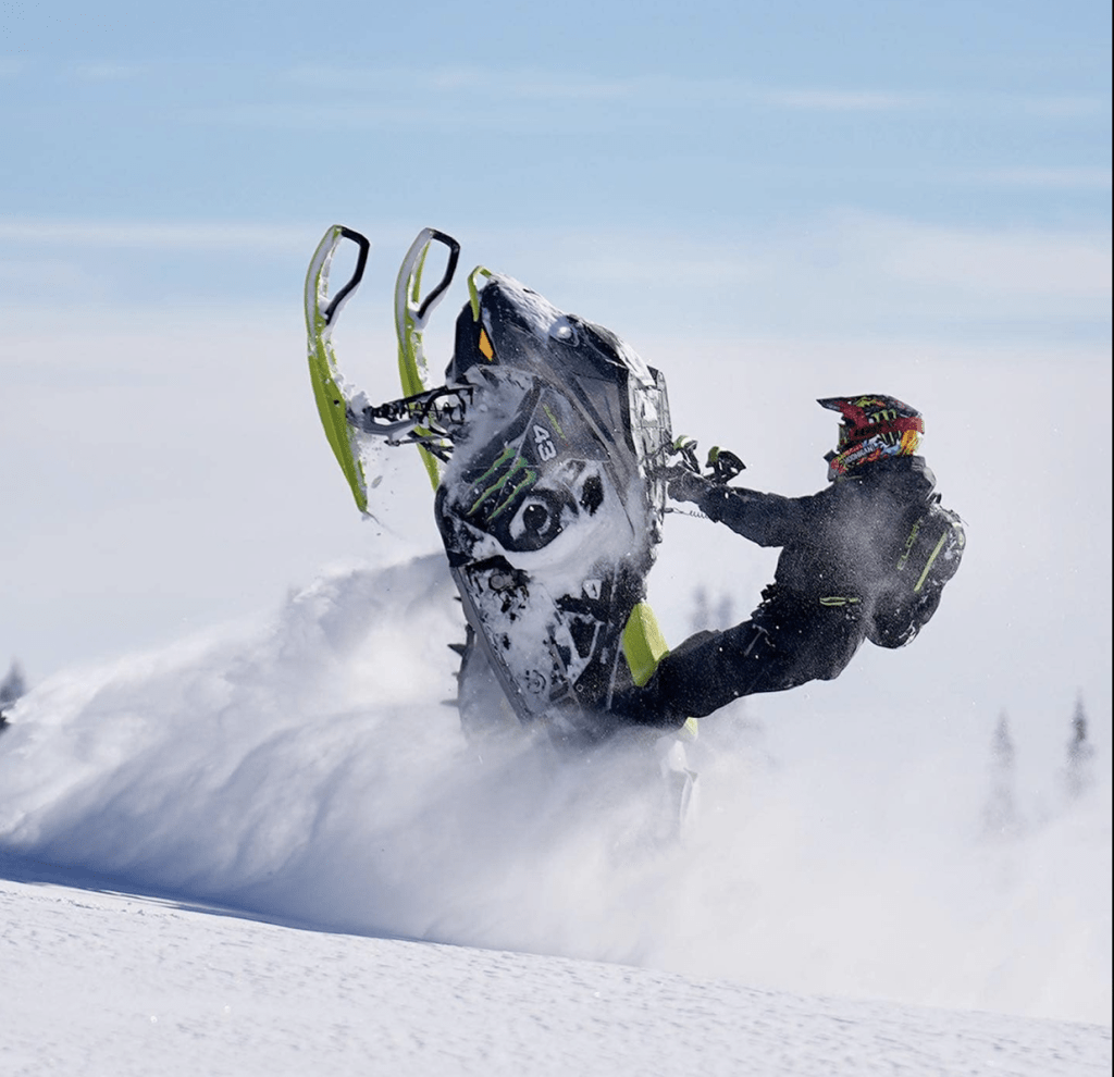 这是Ken Block于去年圣诞分享自己骑雪地电单车的照片。