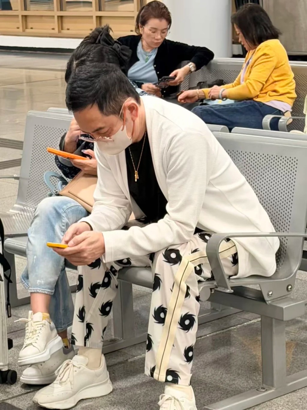 吳啟華近日現身中港城等船返中山，旁邊坐着一位年輕女子。