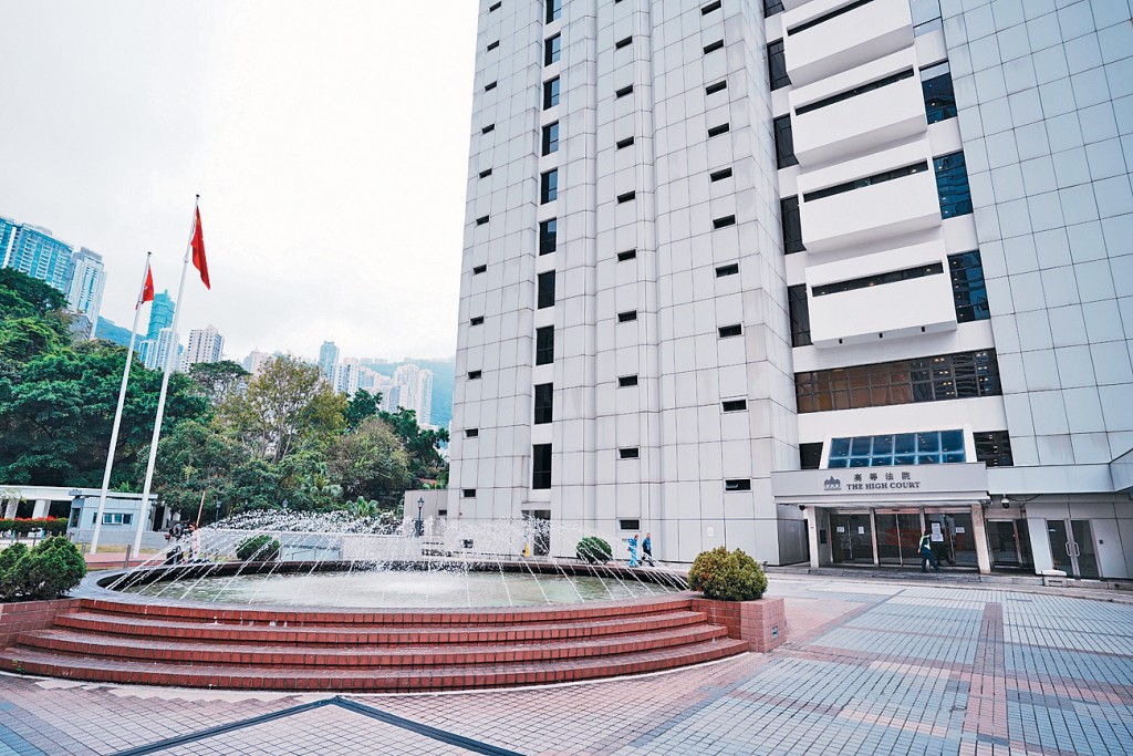 女事主在錄影會面中憶述，被告稱其母親要求他監督洗澡為由闖入浴室共浴，檢查她下體是否清潔。