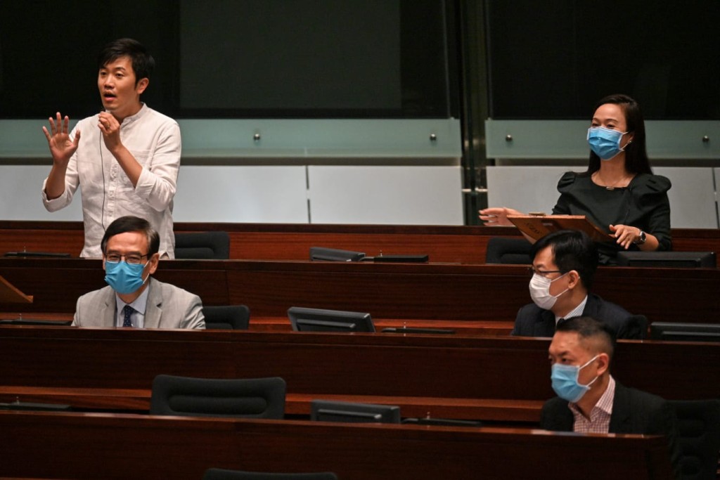 陳凱欣發言期間,多名民主派議員質疑她無權動議議案及發言。