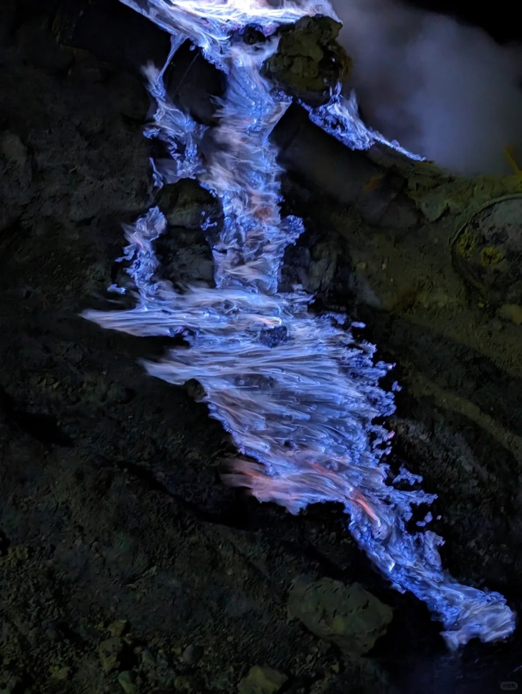 到印尼「伊真火山」有「全世界唯二能看见蓝色火焰的地方」。小红书
