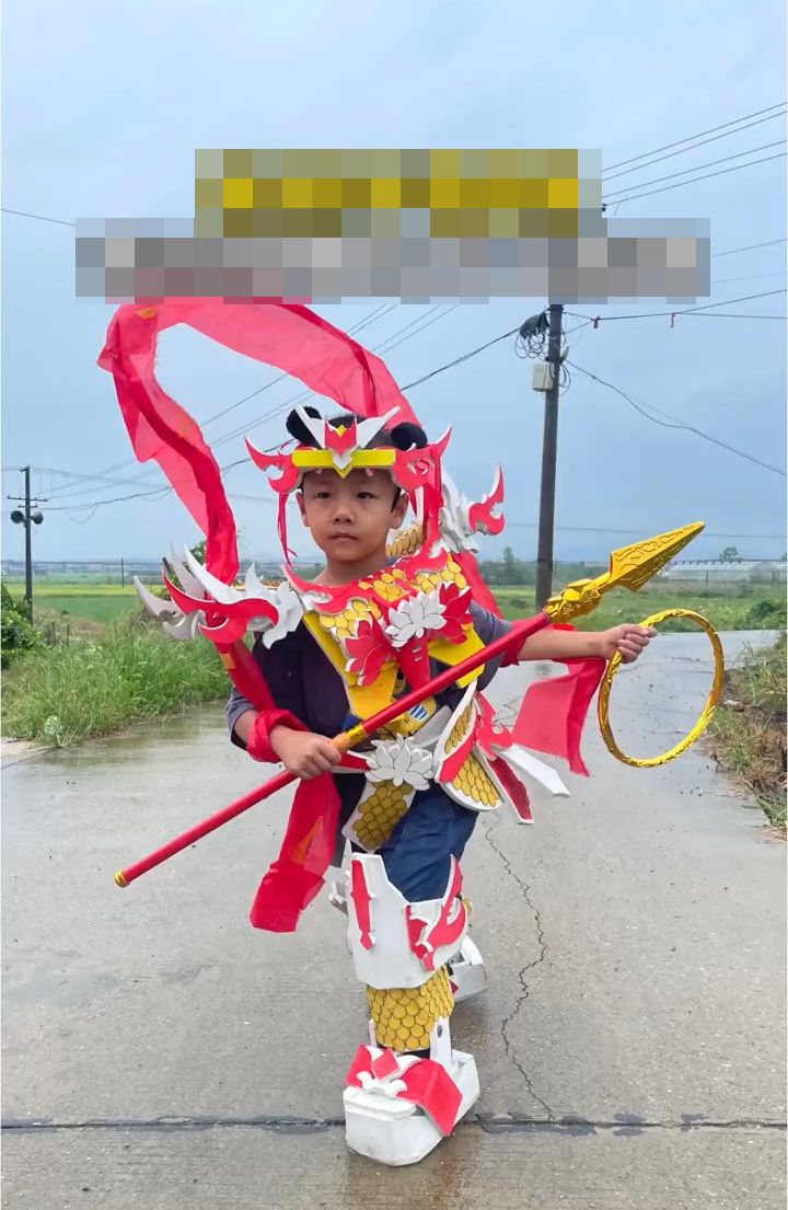 萬先生為5歲兒子親手製作哪吒戰袍。大豆視頻 萬先生為5歲兒子親手製作哪吒戰袍。大豆視頻
