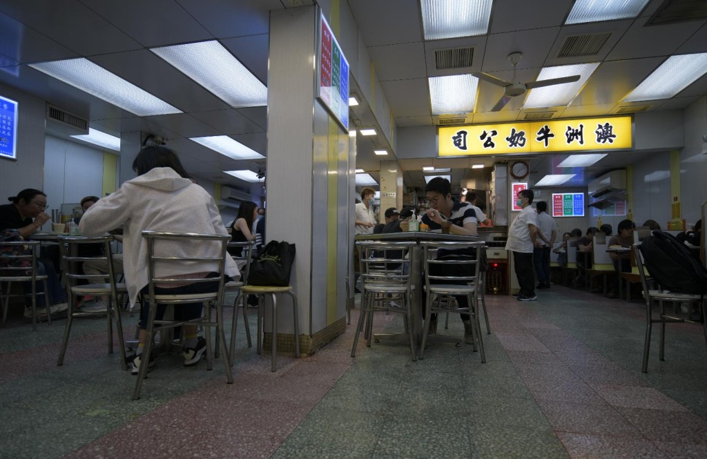 餐枱之間有1.5米距離或膠板阻隔。