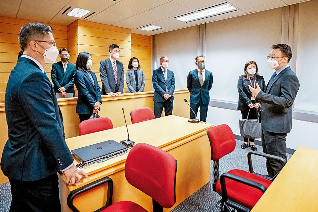 澳門廉政公署代表團昨日參觀了廉政公署大樓內多項設施，包括舉報中心及行動指揮中心等。