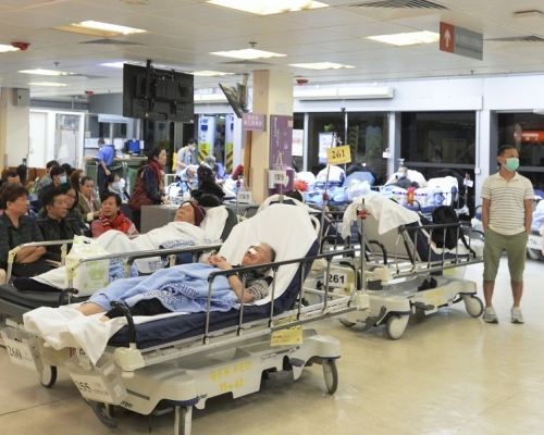 全港公立醫院急症室輪候時間由1小時至8小時。資料圖片