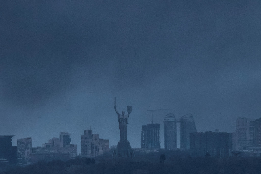 在烏克蘭基輔，俄羅斯發動導彈襲擊後，紀念碑上冒出濃煙。路透社