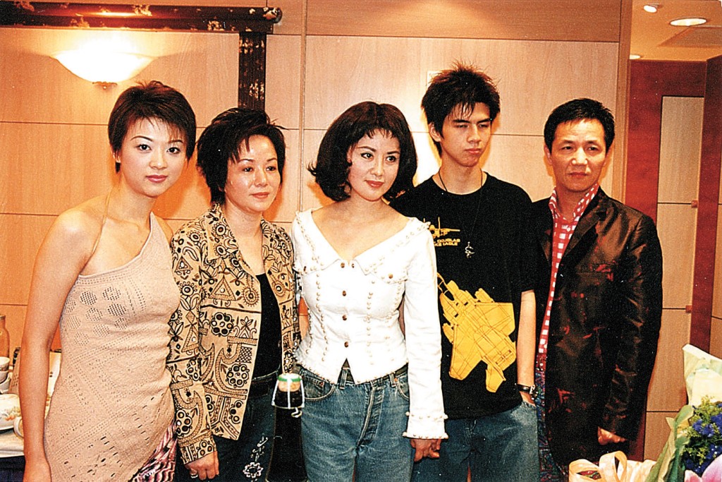 毛玉萍（左二）曾经活跃于香港名媛界。