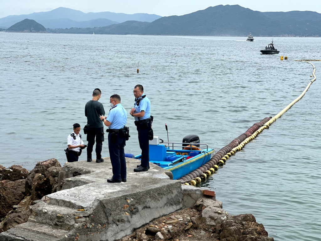 警方在快艇上發現一支懷疑電魚槍。