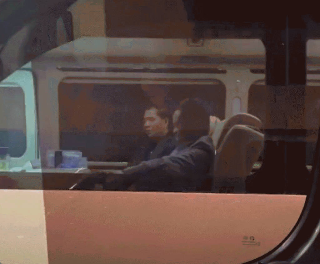 網傳影片中，馬雲乘坐一輛考斯特，不時與身邊即前面的人交談。