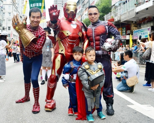 有大人和小朋友打扮成鐵甲奇俠(IronMan)及一眾超級英雄。