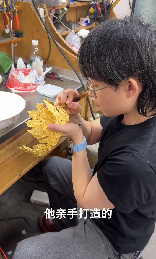 張凱毅丈夫張煜東親手鑄造的黃金鳳冠，展覽時被兒童觀眾損毀。抖音＠我是張凱毅  