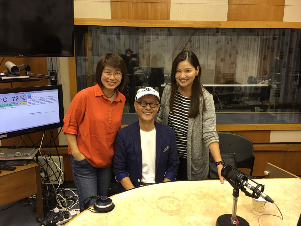 陈奕迅父亲陈裘大（中）曾接受香港电台第一台《我们不是怪兽》访问。