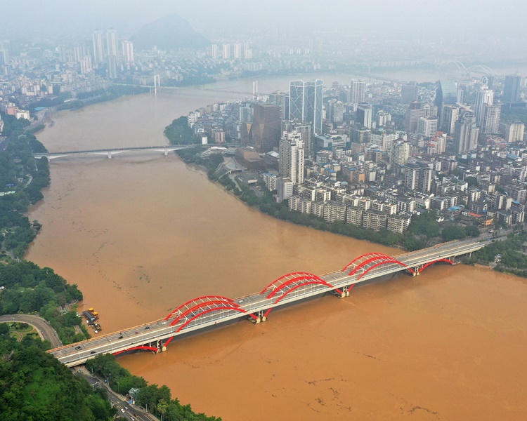 广西连日暴雨多地出现严重水浸。新华社