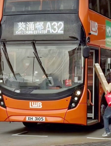 擺好準備上車的陣勢後,大叔屈起膝頭借 力起勢,一口氣把大支嘢打斜如瞄準車長 般「隊」入車廂。fb「車cam L(香港群組)」截圖 擺好準備上車的陣勢後,大叔屈起膝頭借 力起勢,一口氣把大支嘢打斜如瞄準車長 般「隊」入車廂。fb「車cam L(香港群組)」截圖