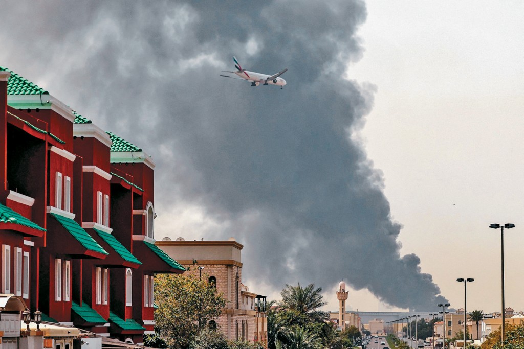 3月16日杜拜國際機場附近發生爆炸，客機在濃煙中降落。