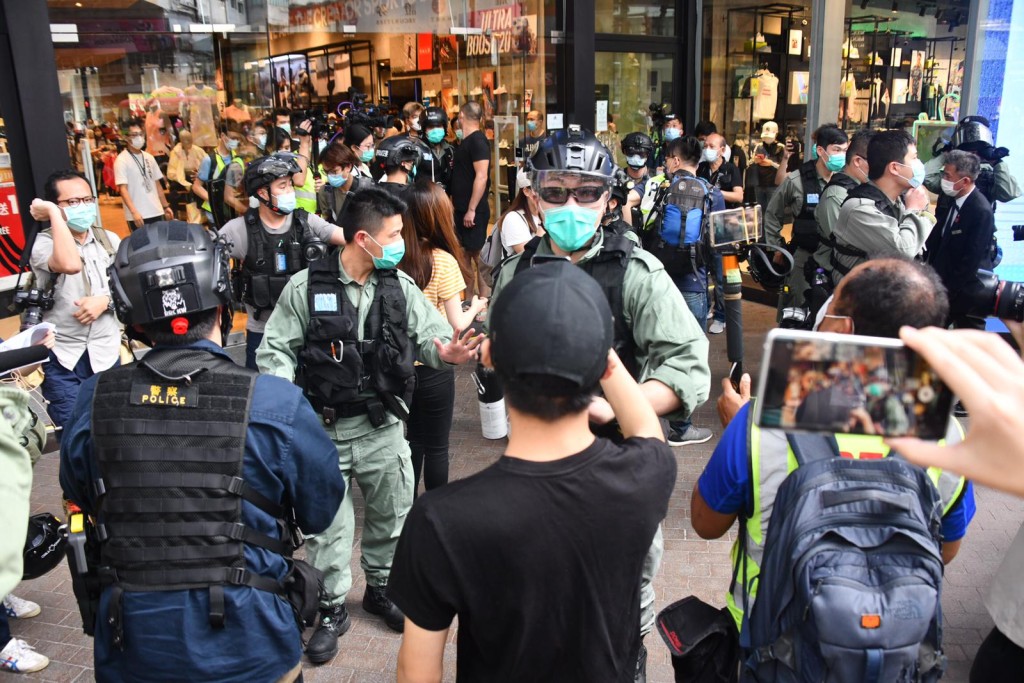 防暴警朗豪坊外驅散人群