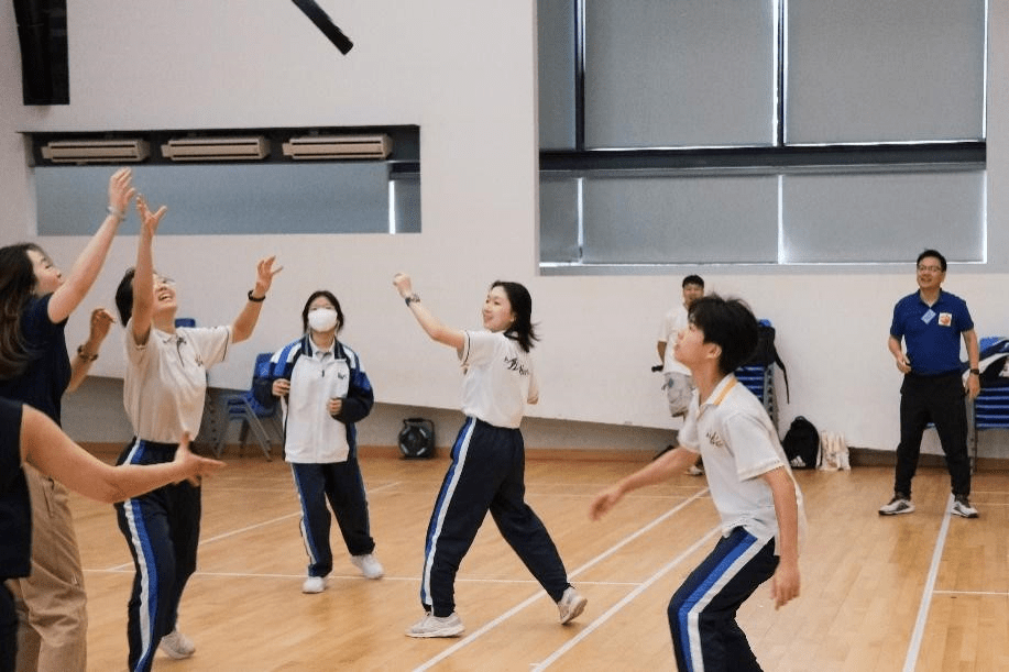 參加者透過體驗飆速盤的動態傳遞,可學習與同行者建立默契和互信關係,並明白溝通協作的重要性。 參加者透過體驗飆速盤的動態傳遞,可學習與同行者建立默契和互信關係,並明白溝通協作的重要性。