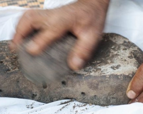 约旦东北部的遗址出土一片1万4500年前的面饼。网上图片