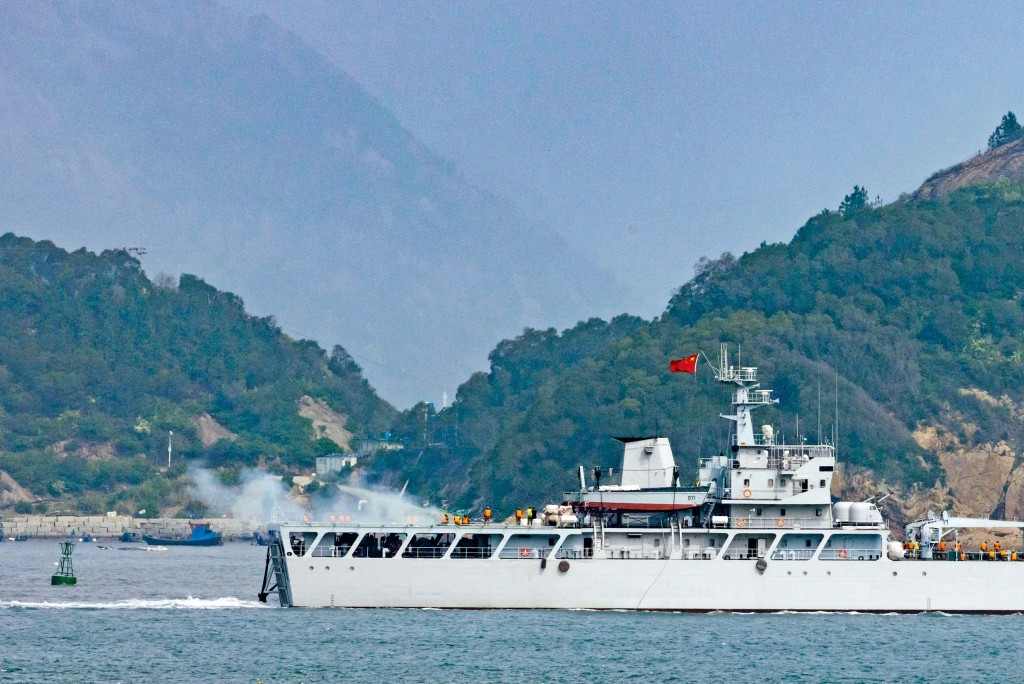 大陸軍艦昨天在福州海域進行實彈射擊演習。