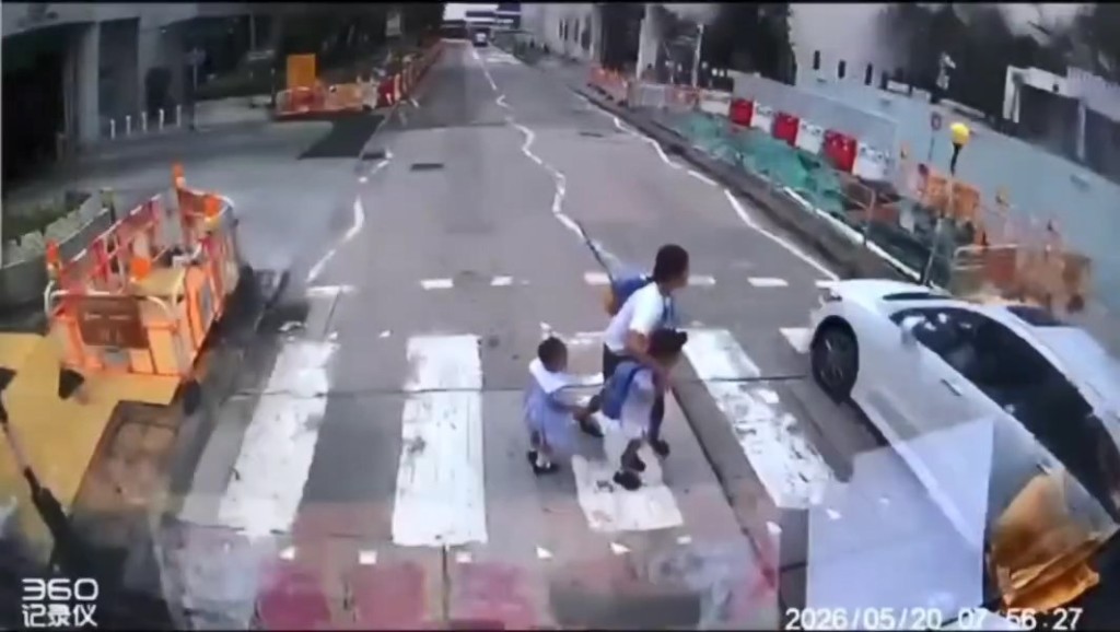 私家車完全沒有減速或停下。網上片段 私家車完全沒有減速或停下。網上片段