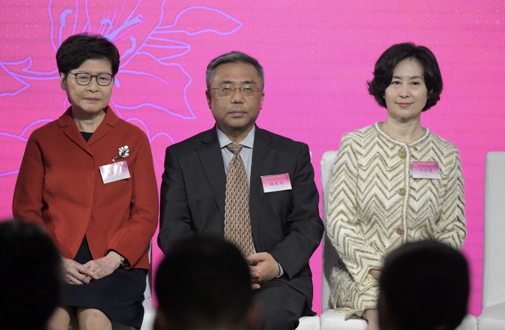 左起：前特首林郑月娥、外交公署副特派员杨义瑞、妇协主席何超琼。禇乐琪摄