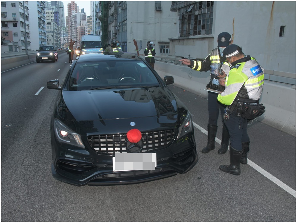 涉案私家車掛有聖誕裝飾。