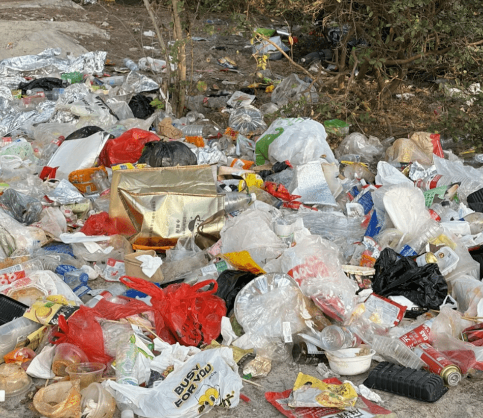 有網民慨嘆鹹田灣變成垃圾灣。小紅書圖片 有網民慨嘆鹹田灣變成垃圾灣。小紅書圖片