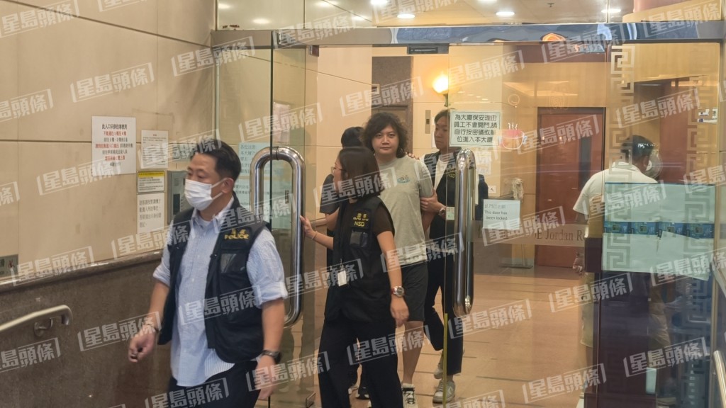 網媒人「爆炸頭」鄧浩榮被警方國安處人員上門拘捕。黎志偉攝 網媒人「爆炸頭」鄧浩榮被警方國安處人員上門拘捕。黎志偉攝