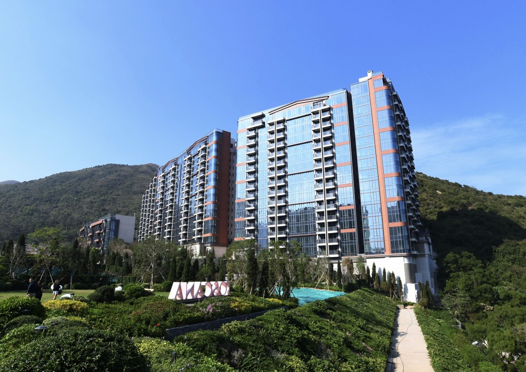 意峰昨以招標方式連沽2伙,單日套現8300萬,其中17號洋房,面積2023方呎。 意峰昨以招標方式連沽2伙,單日套現8300萬,其中17號洋房,面積2023方呎。