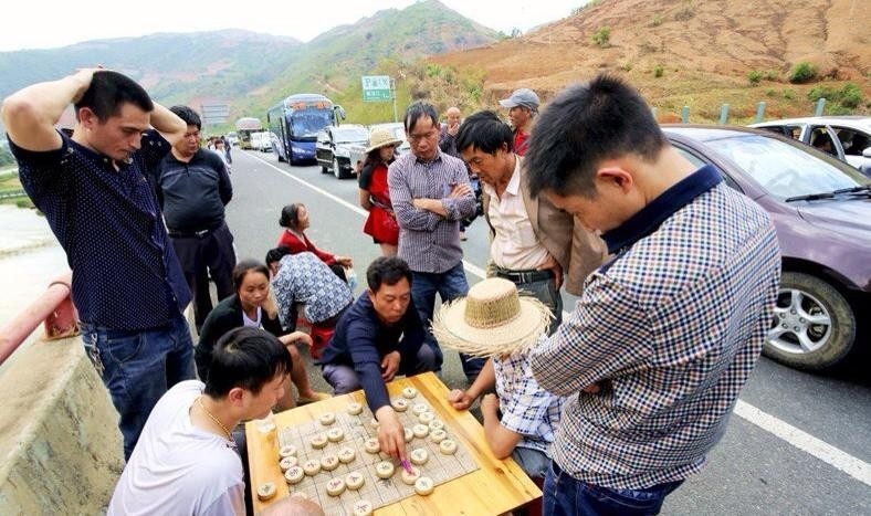 有人捉象棋。