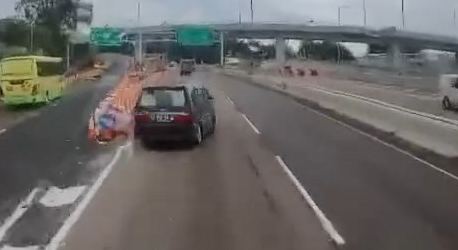 尾隨的泥頭車收掣不及,直撞私家車的車尾再推前。網上片段截圖 尾隨的泥頭車收掣不及,直撞私家車的車尾再推前。網上片段截圖