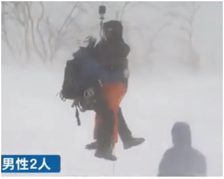到兩人獲救後,由直升機接走。北海道ニュースUHB截圖