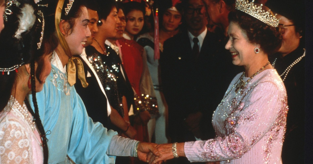 英女王和中国演员握手