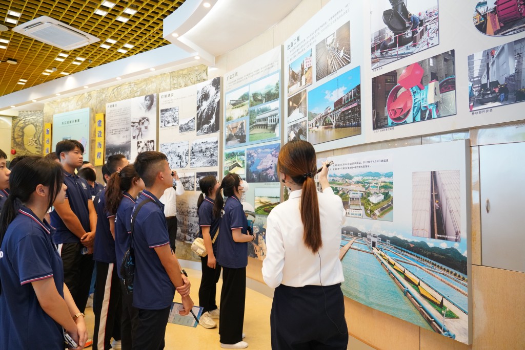 第一小隊到東深供水工程紀念園，了解每日由內地運輸到香港的東江水。入境處圖片