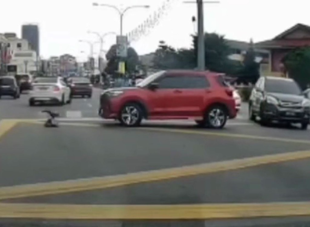 車Cam拍到小孩從汽車跌出馬路，再被兩車連環撞倒的驚險全過程。影片截圖