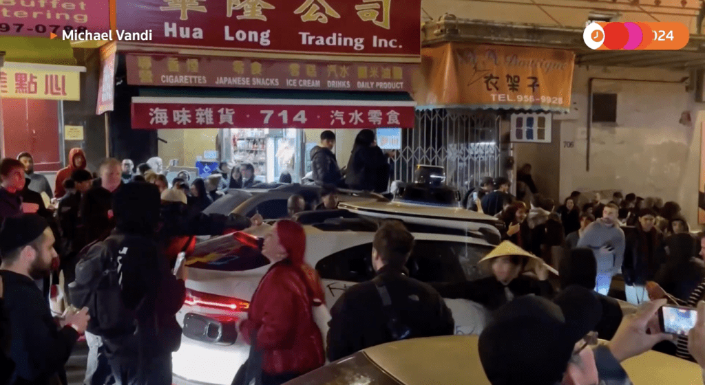 一辆Google母公司 Alphabet 旗下的Waymo无人驾驶私家车，在大年初一晩上驶经唐人街时，遭到大批群众包围。路透社