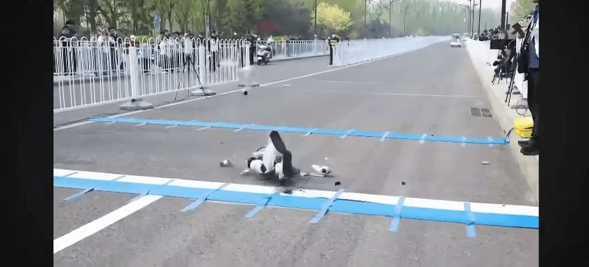 機械人瞬間解體。