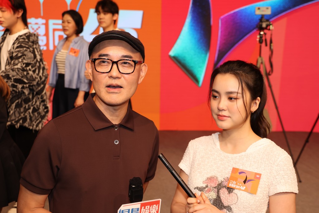 周國豐將會主持港台節目《音樂中年》、《周末萬歲》,他笑言也會把《中年好聲音》電台化。 周國豐將會主持港台節目《音樂中年》、《周末萬歲》,他笑言也會把《中年好聲音》電台化。