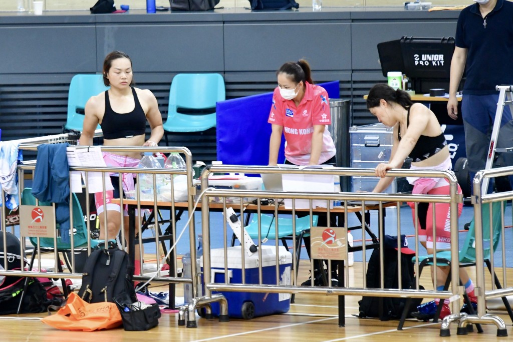 李慧诗（左）在小休期间争取时间了解比赛数据。梁柏琛摄