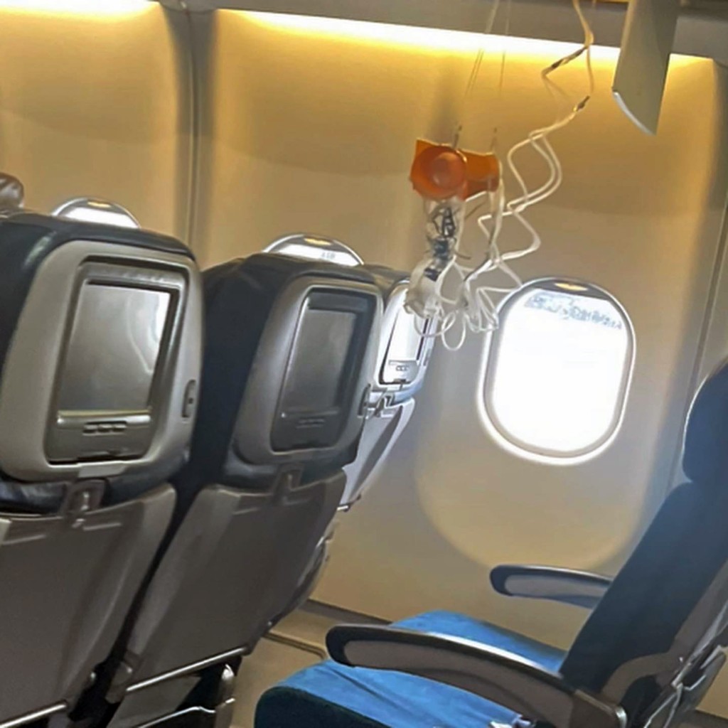 夏威夷航空客機座位上的氧氣面罩紛紛落下。AP