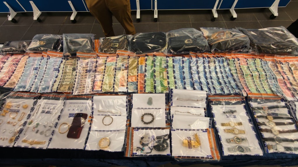 警方起回部份贓物,包括金飾、首飾、手錶及手袋,總值超過60萬元。黃文威攝 警方起回部份贓物,包括金飾、首飾、手錶及手袋,總值超過60萬元。黃文威攝
