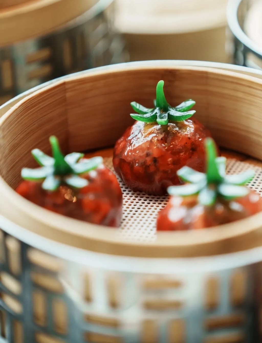 广州靓景餐厅美食2024 | 2.愉粤轩  松露野菌番茄饺￥28。（图片来源：大众点评@Mario）