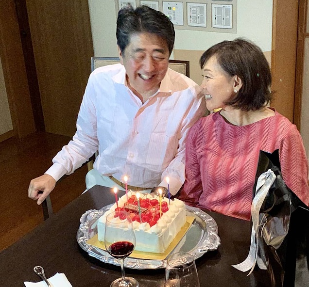 安倍夫婦結婚35年一直很恩愛，安倍昭惠突然痛失另一半，心情自然難過。